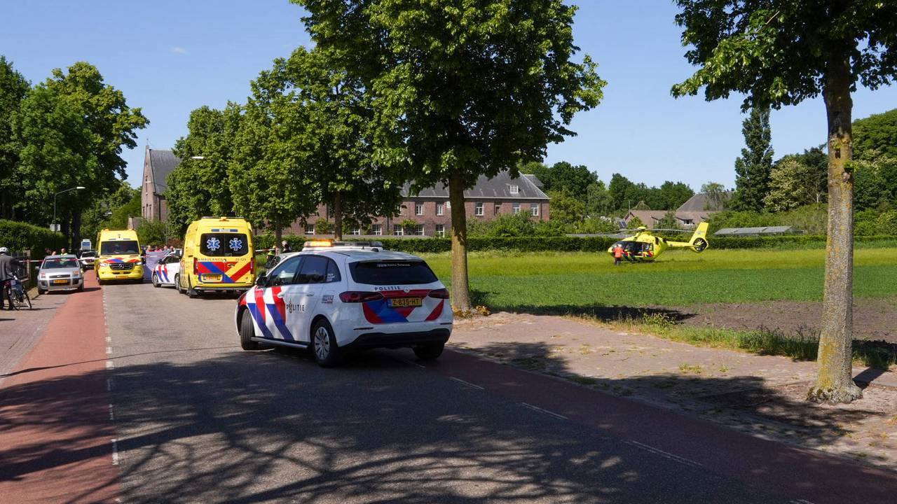 Fietsster zwaargewond na botsing met auto, traumahelikopter opgeroepen.