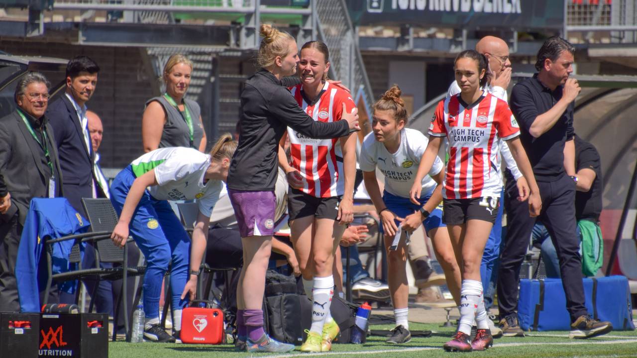 Gwyneth Hendriks geblesseerd (foto: Arne van der Ben / SPP)