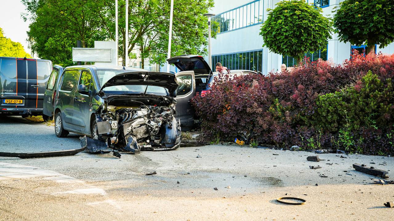 De twee zwaar gehavende voertuigen na de crash (Foto: Erik Haverhals/ Persbureau Heitink.)