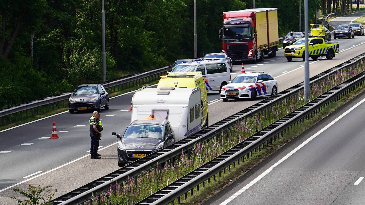 Rijstroken A27 dicht na ongeluk, twintig minuten vertraging.