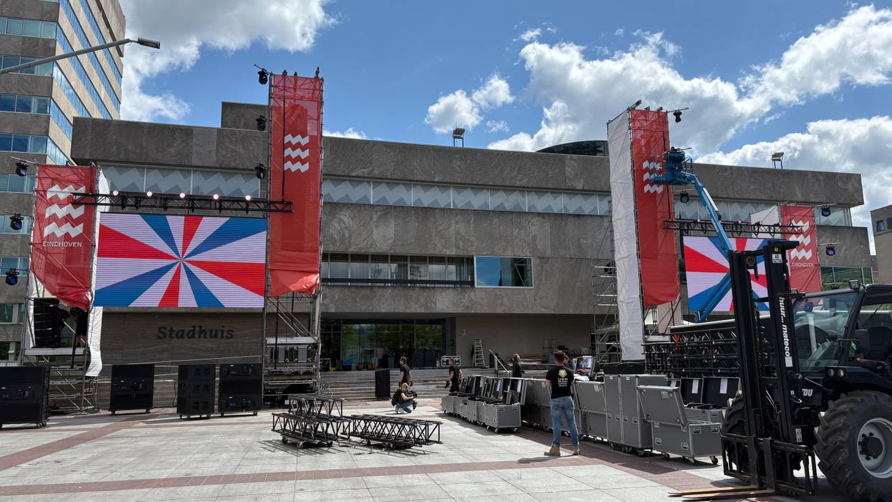 Het Stadhuisplein wordt klaargemaakt voor de kampioenswedstrijd (foto: Omroep Brabant).