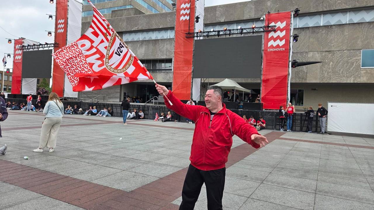 Otto uit Eindhoven is er klaar voor. "PSV wint met 4-1 en Ajax verliest", voorspelt hij op het Stadhuisplein. Vuurwerk klinkt af en toe alsof PSV al landskampioen is.