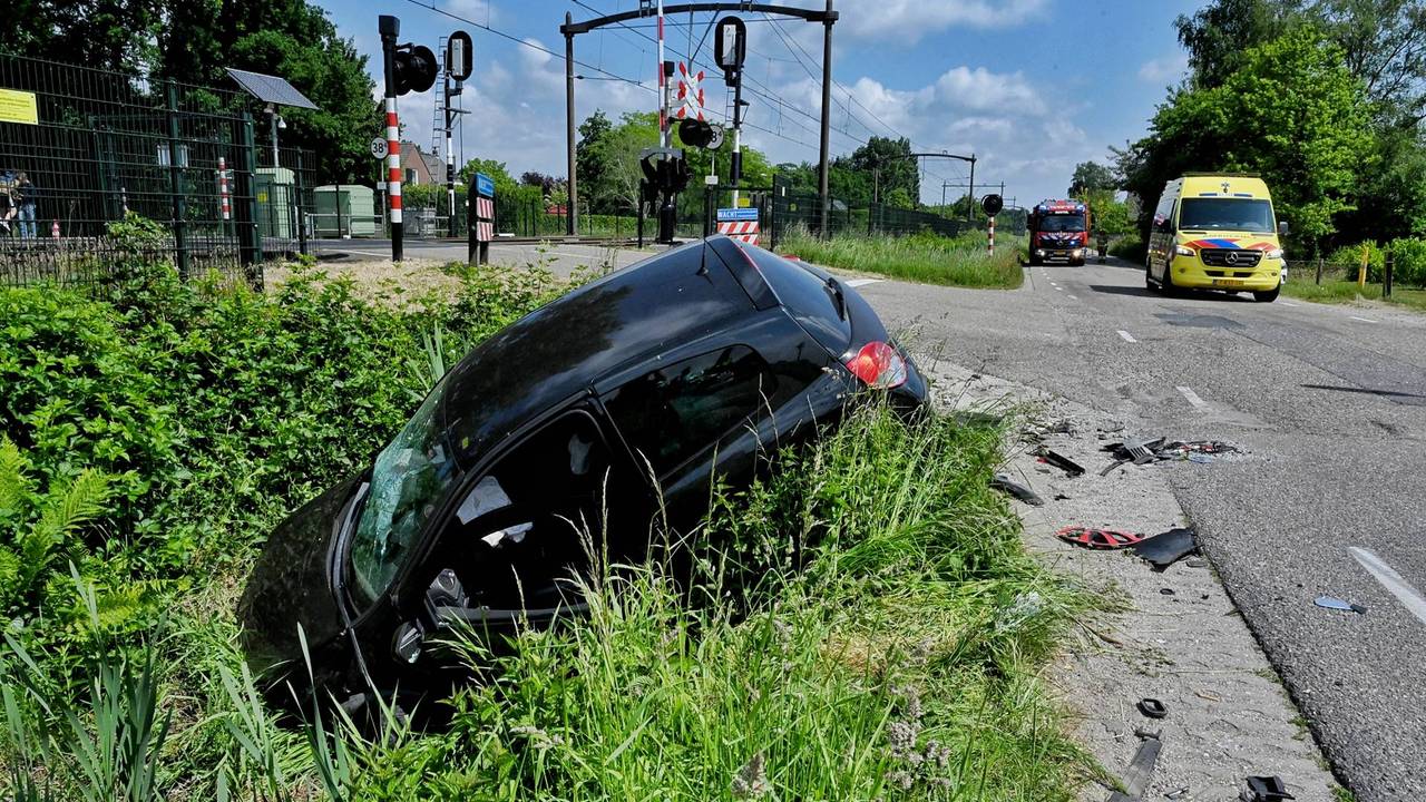 De auto kwam tot stilstand in de sloot (Foto: Toby de Kort/ Persbureau Heitink.)