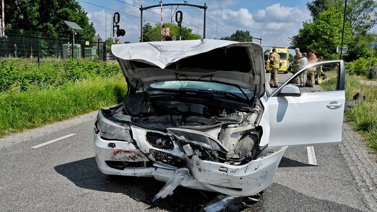 Flinke botsing op kruising, auto beland in de sloot • Man aangehouden met wapen, verstopte pistool in de bosjes.