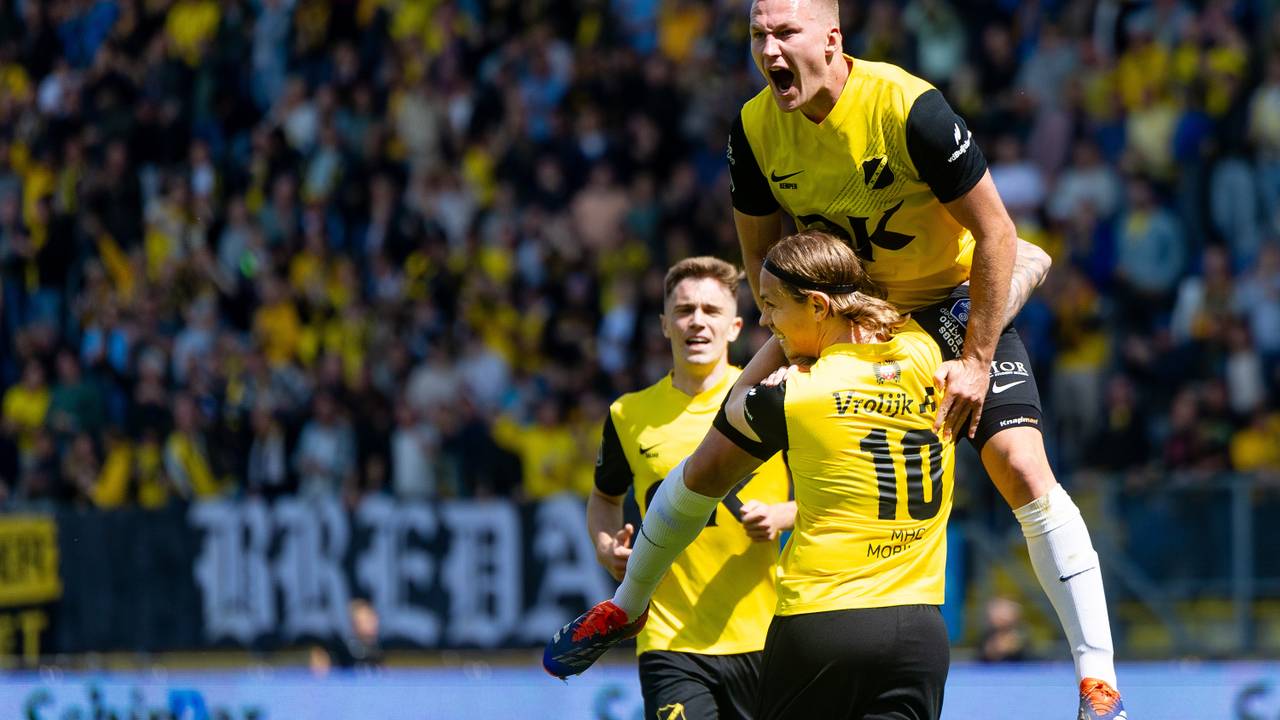 Dominic Janosek viert het doelpunt van NAC (foto: ANP).