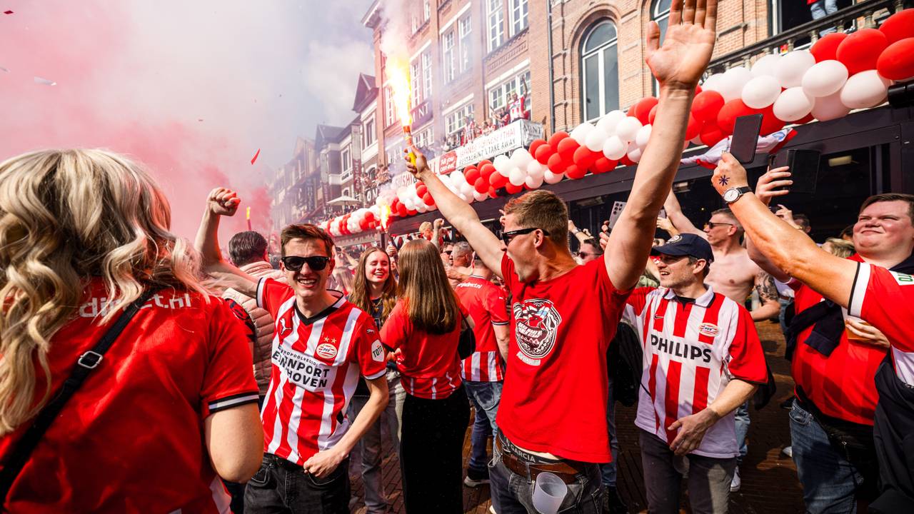 Supporters vieren feest o de Markt. (Foto: ANP)