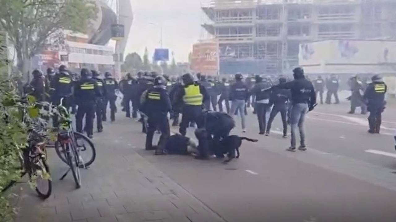 Een man wordt in zijn been gebeten door een politiehond. 