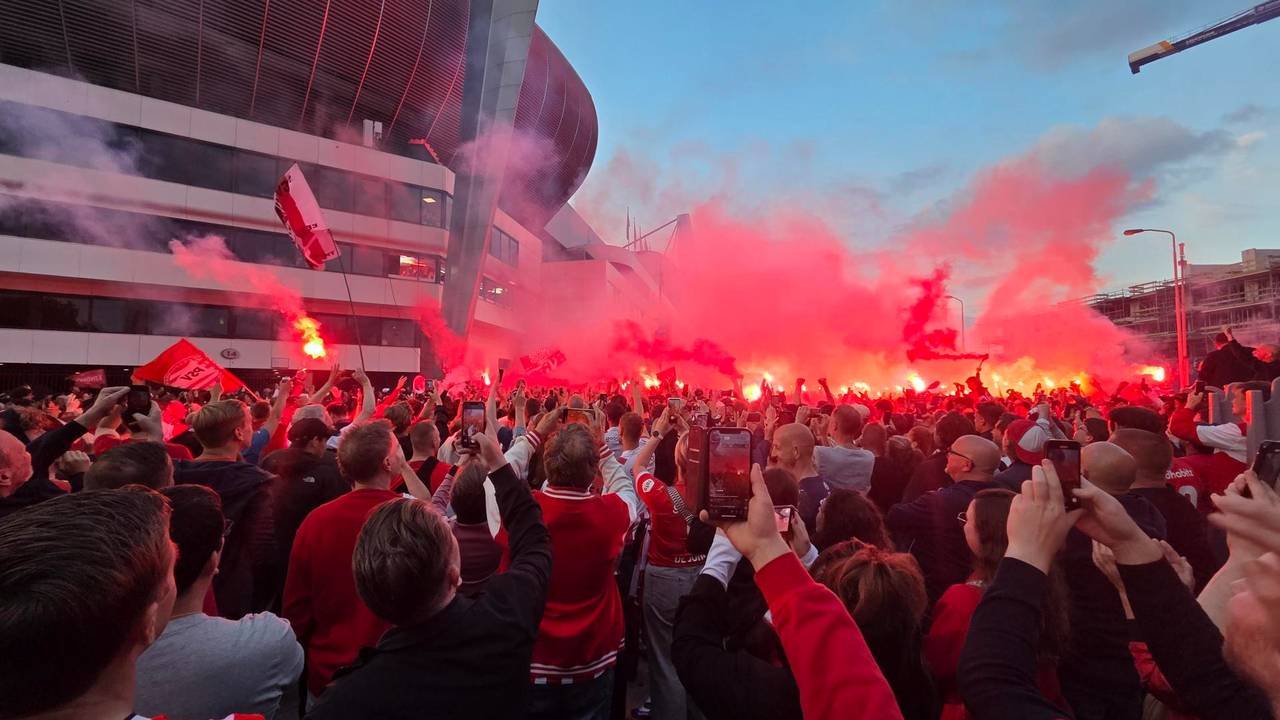 De spelers tonen de schaal vanuit het stadion.
