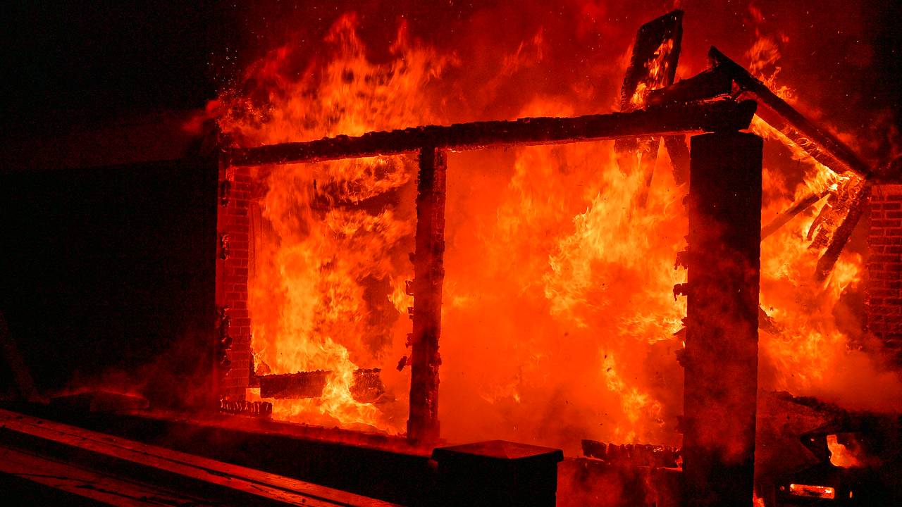 Het vuur sloeg snel om zich heen (foto: Rico Vogels/Persbureau Heitink).