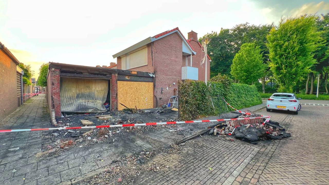 De enorme schade aan het huis is dinsdag nog altijd zichtbaar (Foto: Rico Vogels / Persbureau Heitink).