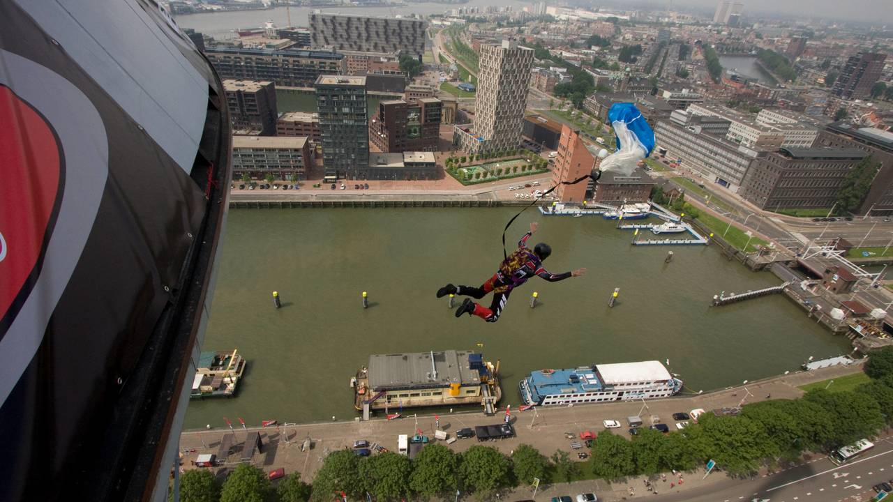Bob tijdens een basejump (foto: Bob Draijer).