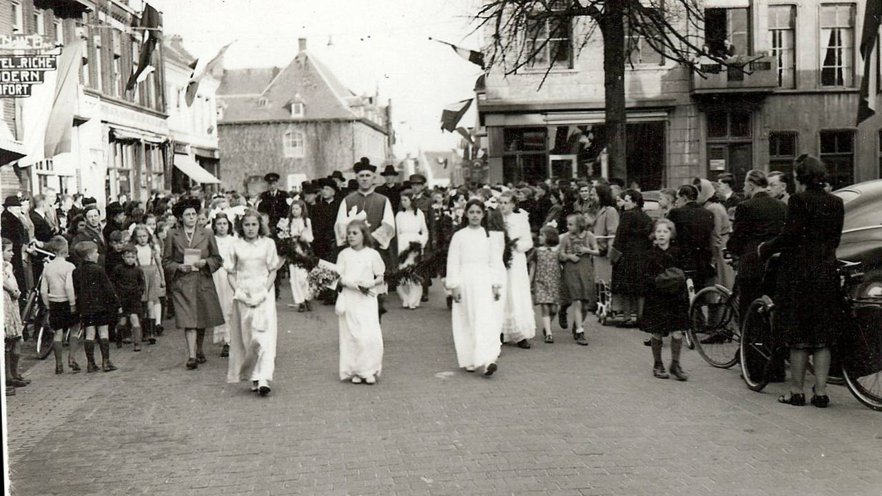 Deze foto is vermoedelijk net na de Tweede Wereldoorlog gemaakt. Het meisje middenvoor is Bernadette Jansen. Het gebouw op de achtergrond achter de geestelijke is het Karmelietenklooster in de Steenstraat. (foto: BHIC)
