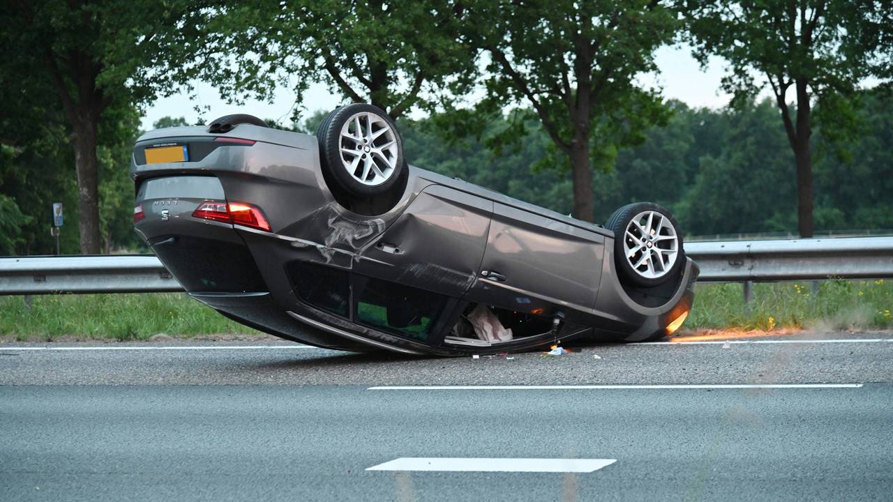 Auto ondersteboven na botsing op A58.