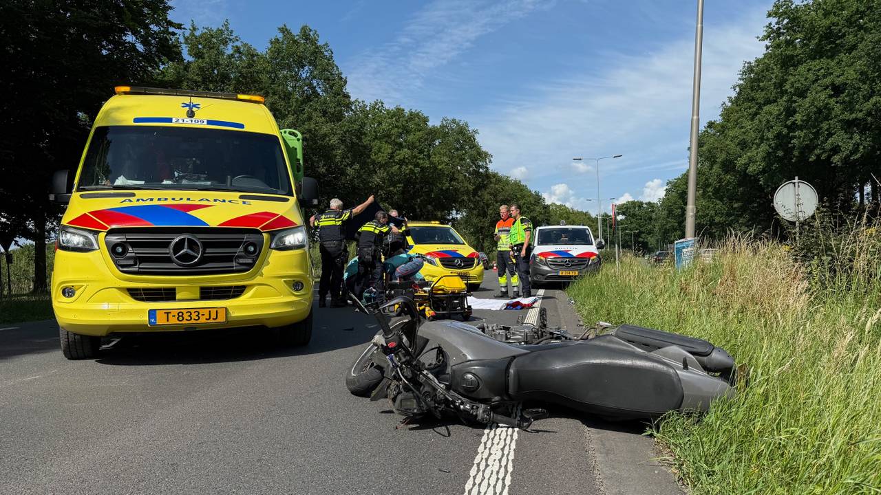 Oudere fietsster zwaargewond door botsing met motorrijder.