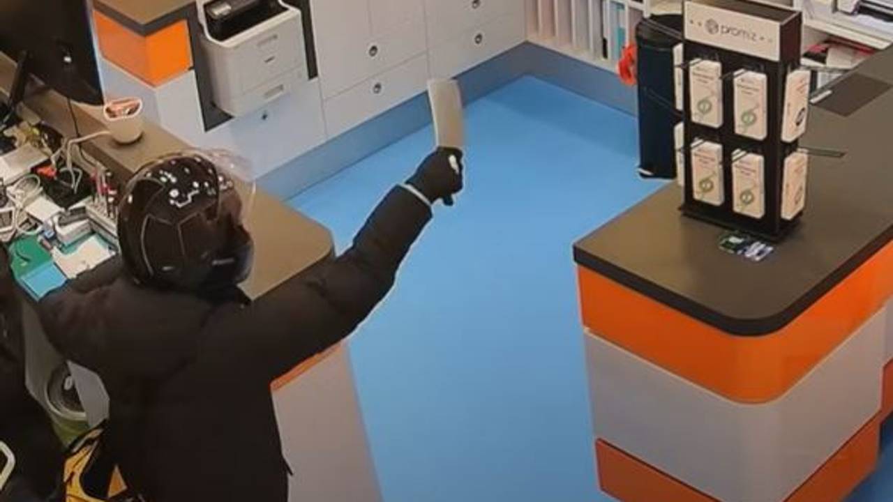 De overvaller met het slagersmes (beelden: Opsporing Verzocht).
