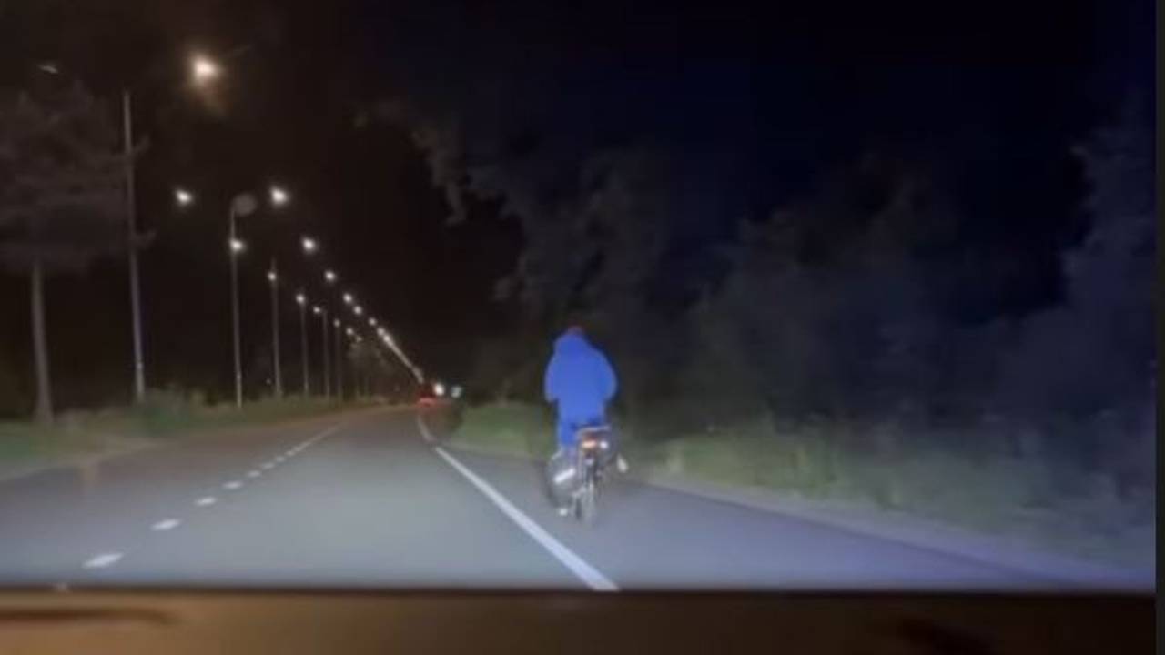 De politie heeft de fietser naar de eerstvolgende afslag begeleid (foto: Politie Best en Oirschot).