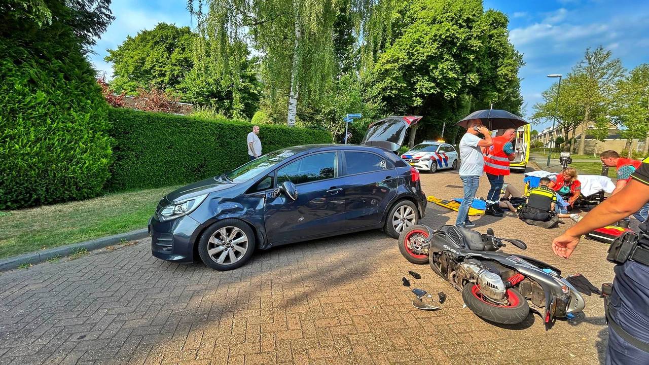 Scooterrijder zwaargewond door botsing met auto.