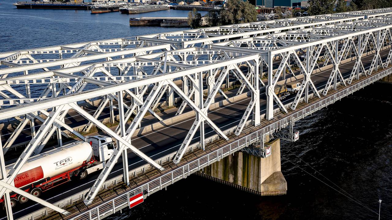 De brug bij Keizersveer (foto: ANP/Marcel van Dorst).