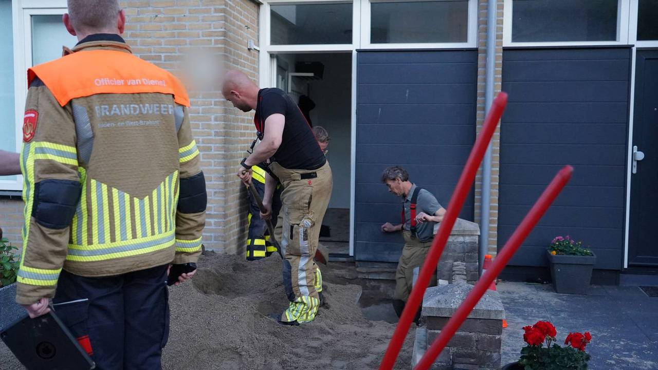 De brandweer was uren bezig om de kat te bevrijden (foto: Jeroen Stuve / Persbureau Heitink).