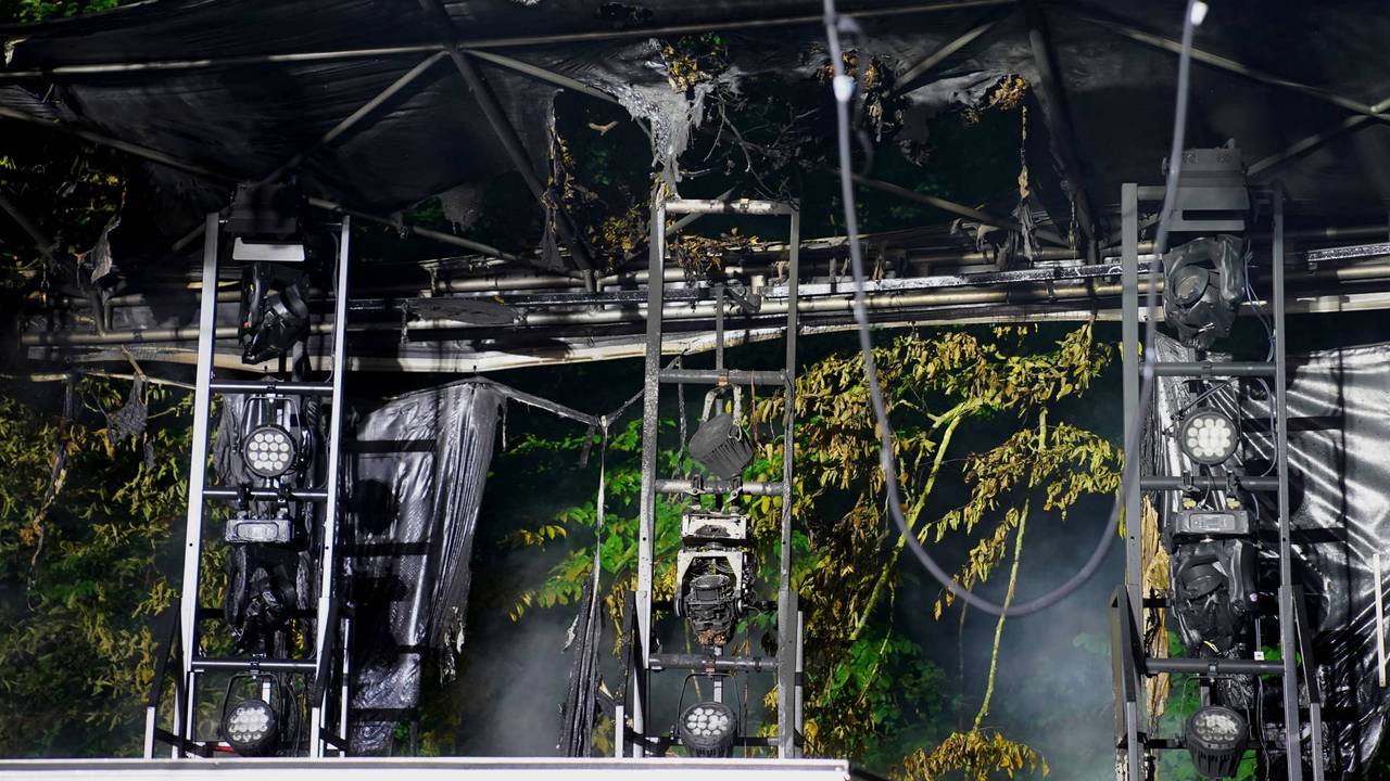 Het podium werd verwoest door de brand (foto: Bart Meesters/Persbureau Heitink).