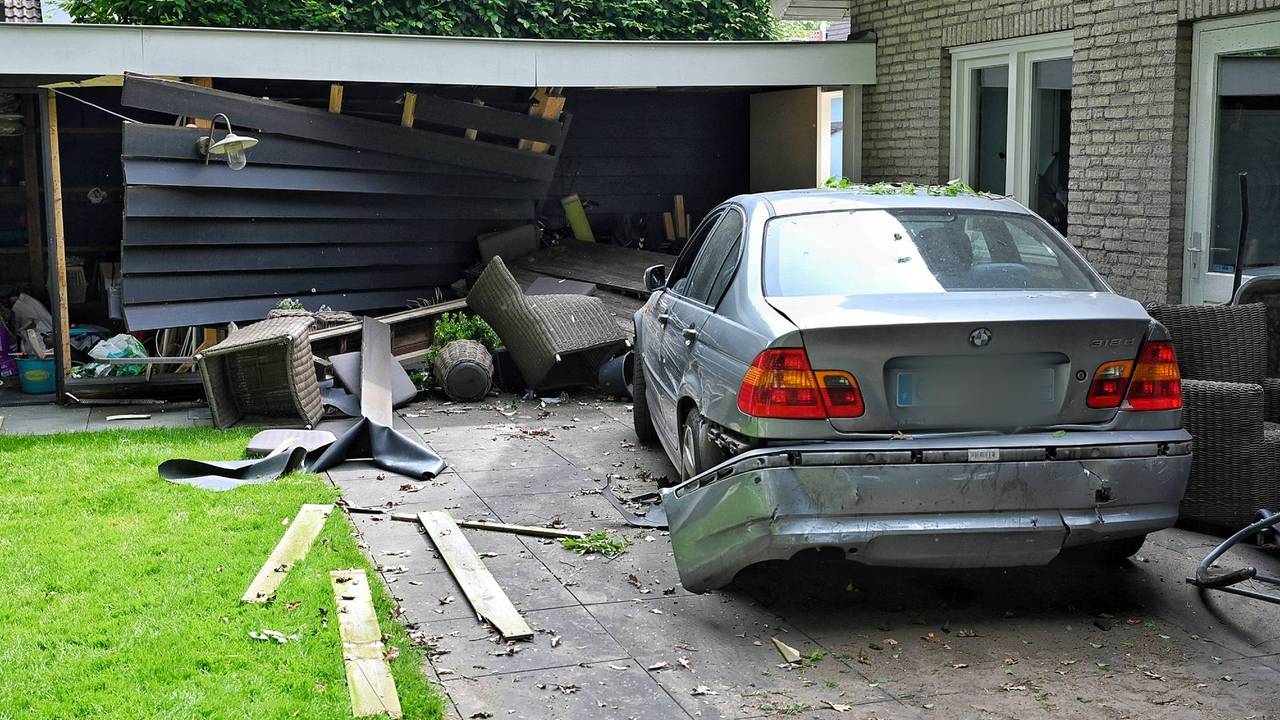 De andere auto eindigde helemaal in de tuin waar een vrouw net niet werd geraakt (foto: Persbureau Heitink).