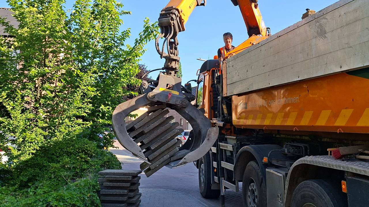 Ton haalt tegels op met de tegeltaxi (foto: Marleen Kuijsters).