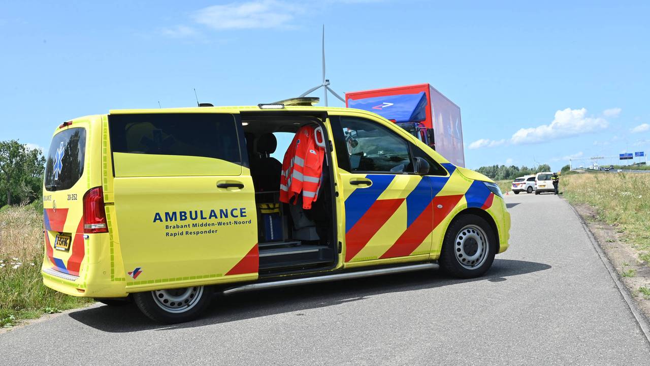 Wielrenner zwaargewond naar ziekenhuis na ongeluk met bestelbusje.