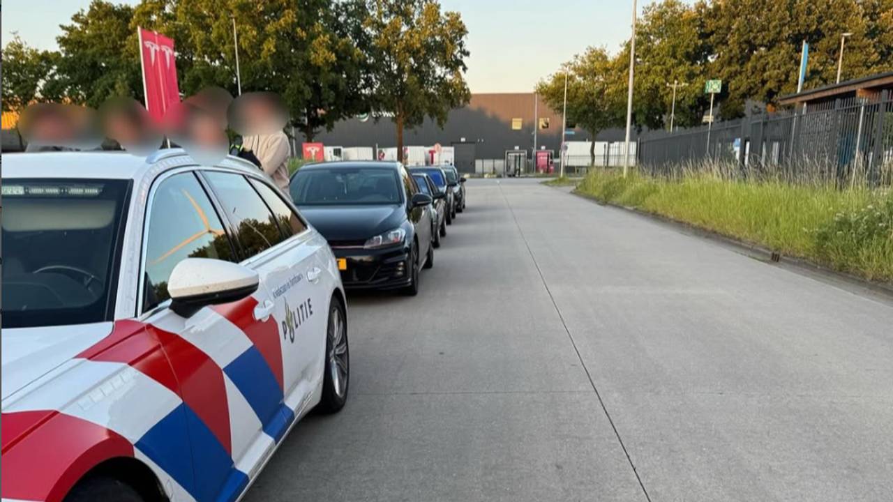 De auto's zijn staande gehouden (Foto: Verkeerspolitie_zwb/ Instagram.)