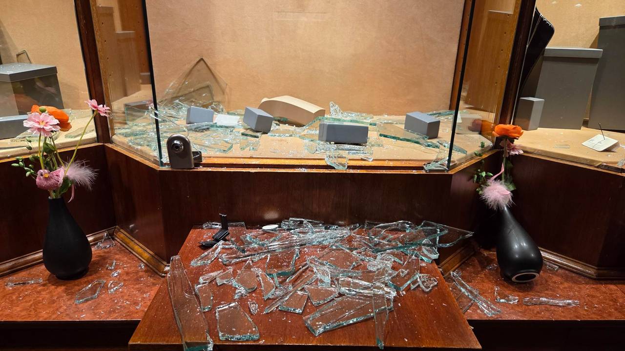 De schade bij de juwelier is groot (foto: Noël van Hooft).