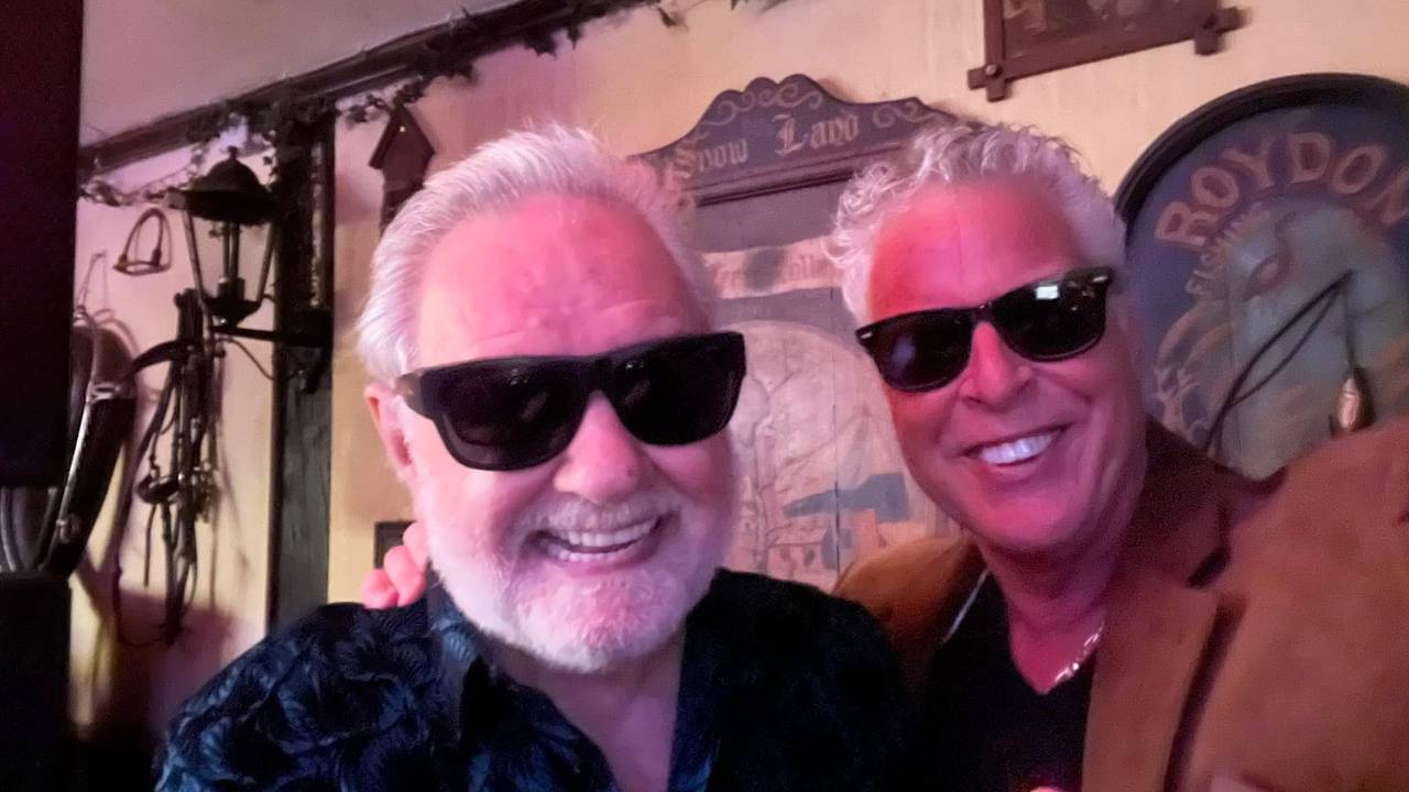 Frank Ferrari (links) en Jack van Raamsdonk in Café de Sjeng (foto: Jack van Raamsdonk).