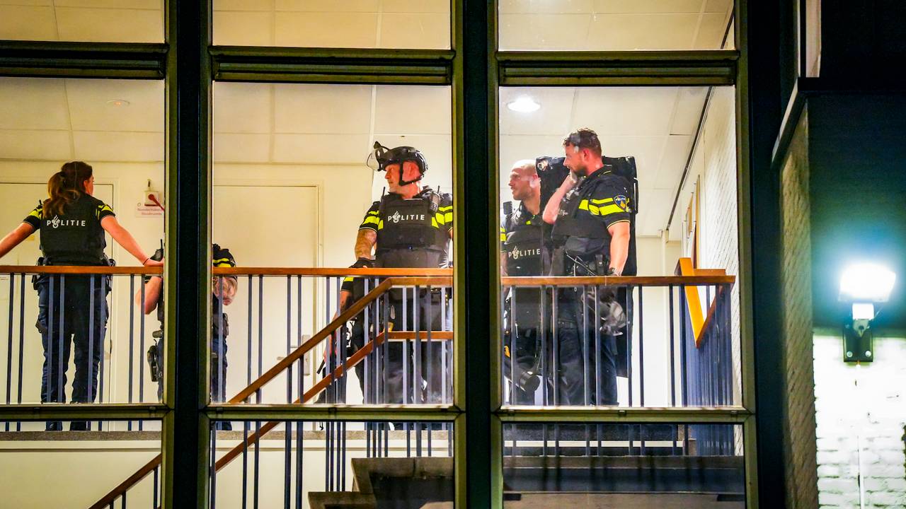 De politie viel een appartement op de tweede verdieping binnen van de flat aan de Aalsterweg (foto: SQ Vision).