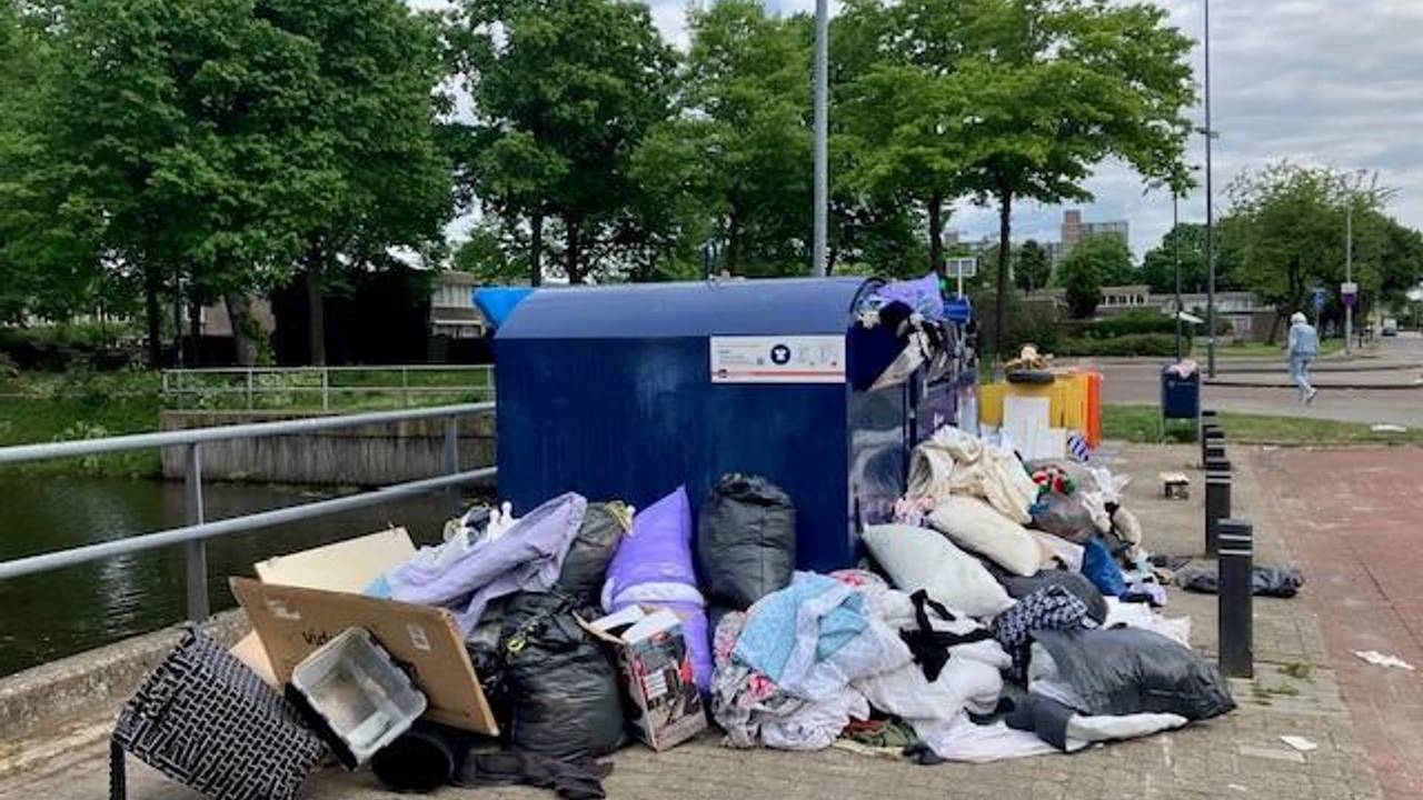 Zo trof raadslid Joep Gersjes de container bij winkelcentrum De Rompert aan (foto: Joep Gersjes).