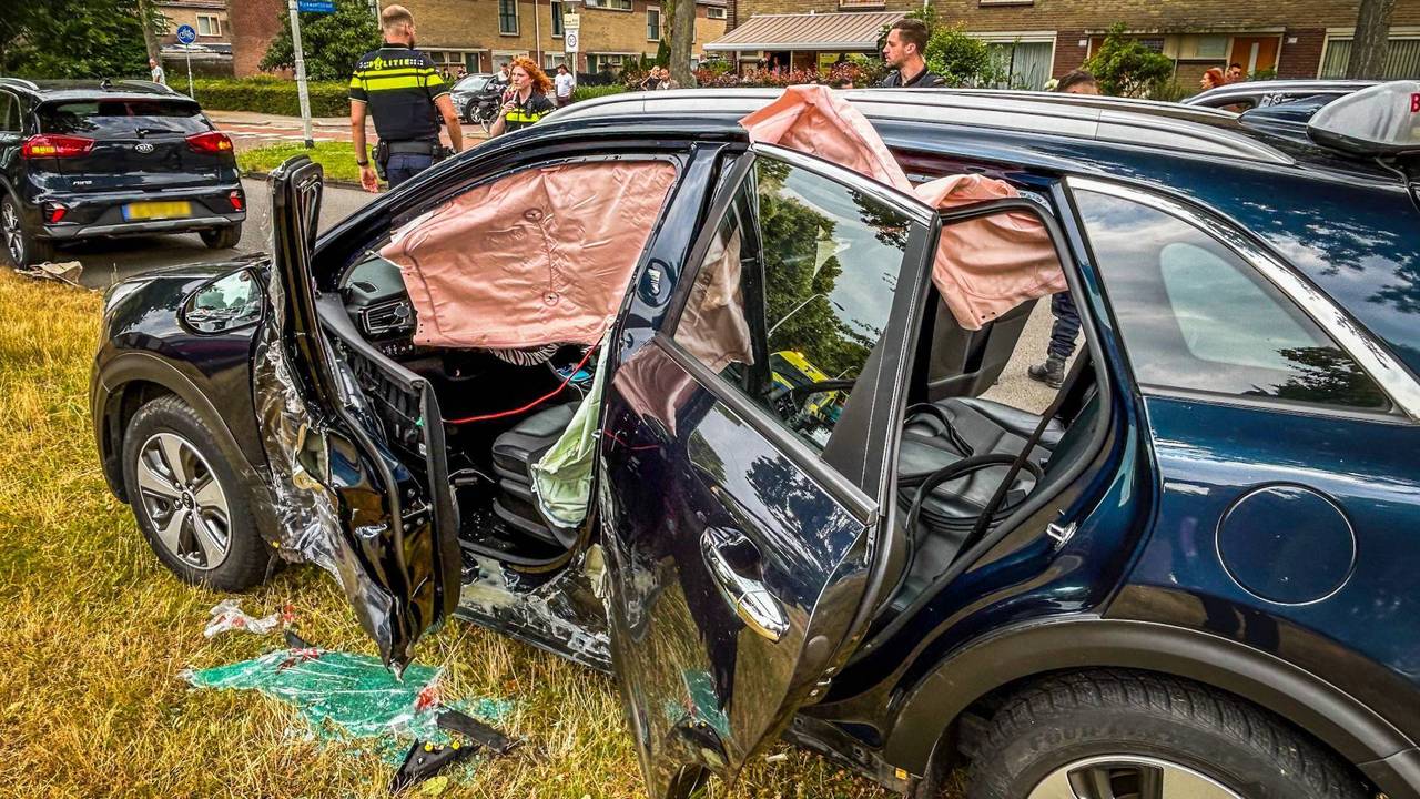 Taxichauffeur bevrijd uit auto na ongeluk.