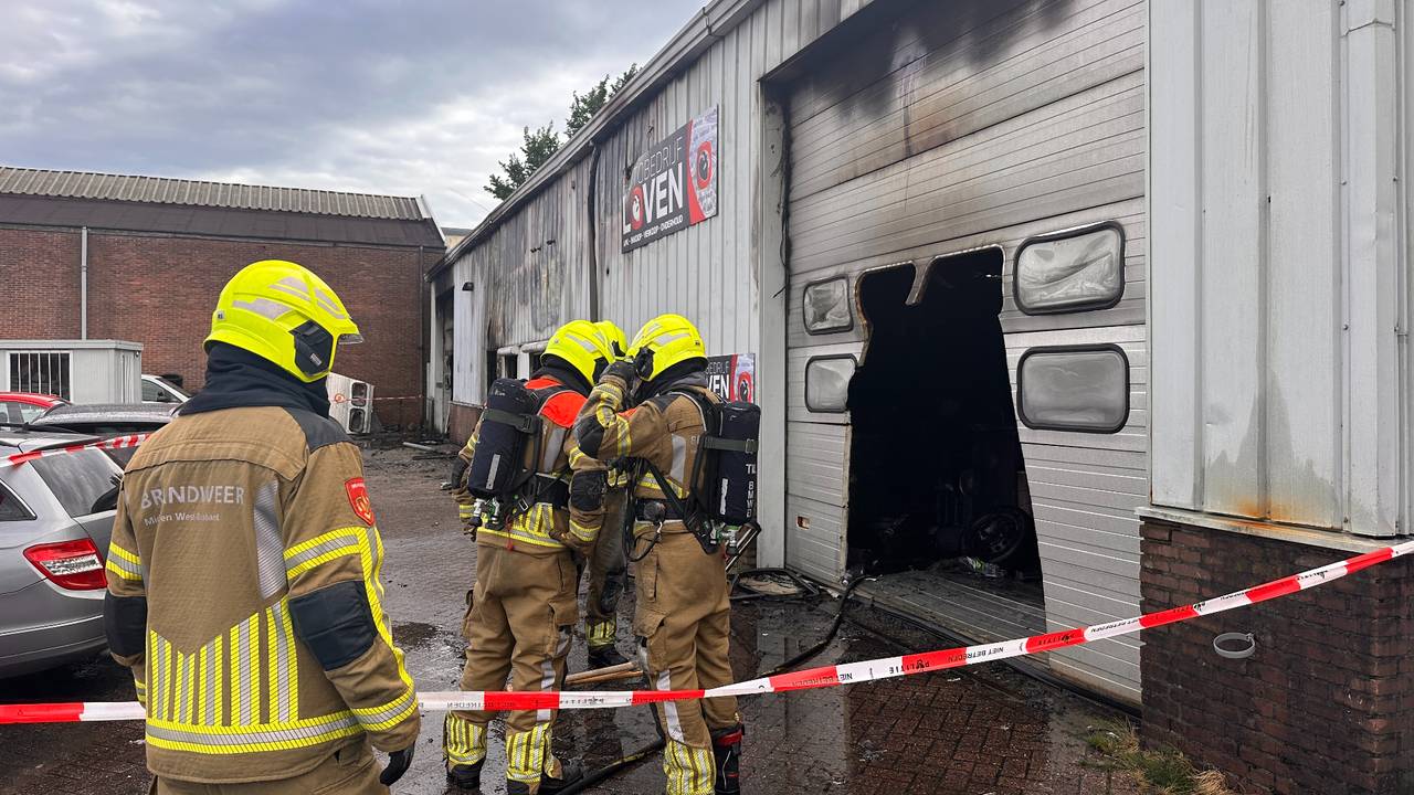Het autobedrijf de ochtend na de brand. (foto: Omroep Brabant)