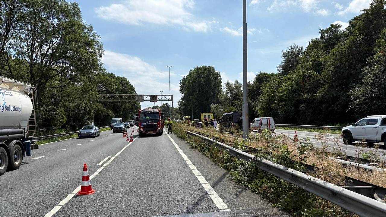 Ongeluk op de A27 (foto: Rijkswaterstaat Verkeersinformatie/X).