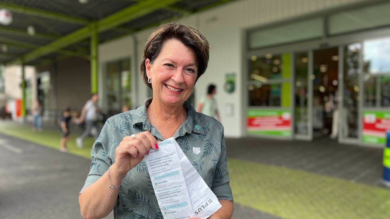 Van der Meeren met de vernieuwde kassabon (foto: Floortje Steigenga).