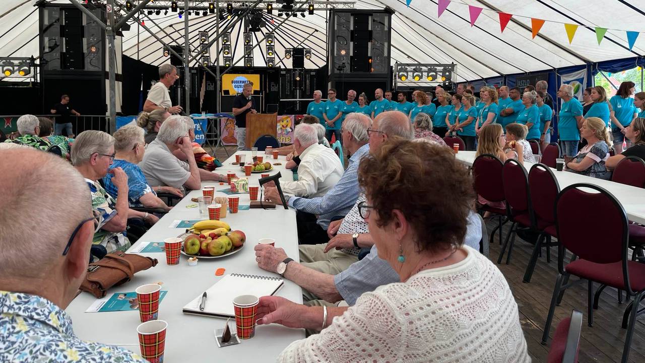 Oud-leden middag bij carnavalsvereniging 'T Vosse-ol (foto: Floortje Steigenga).