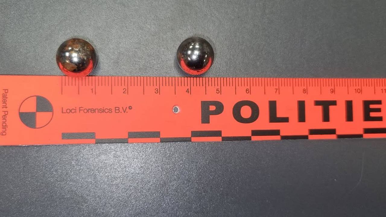 Deze stalen balletjes zijn op huizen afgeschoten (foto: Politie Deurne).