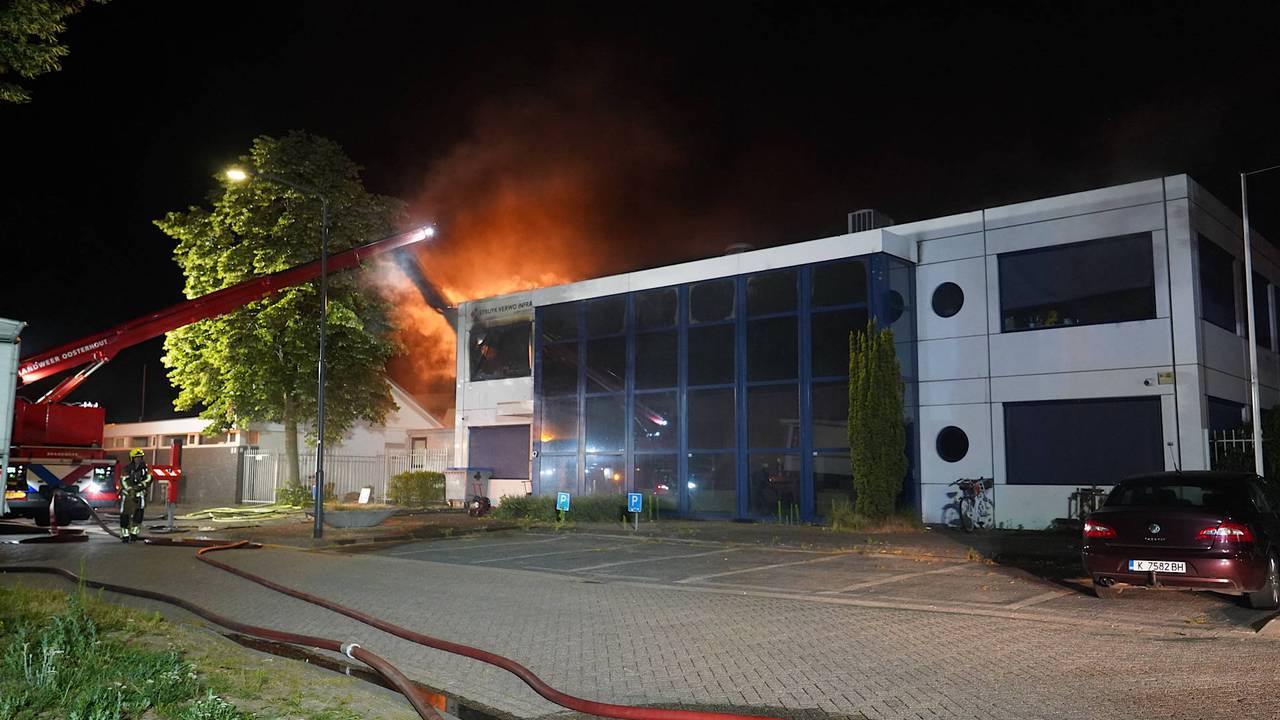 De vlammen slaan uit de zijkant van het gebouw (foto: Jeroen Stuve/Persbureau Heitink).