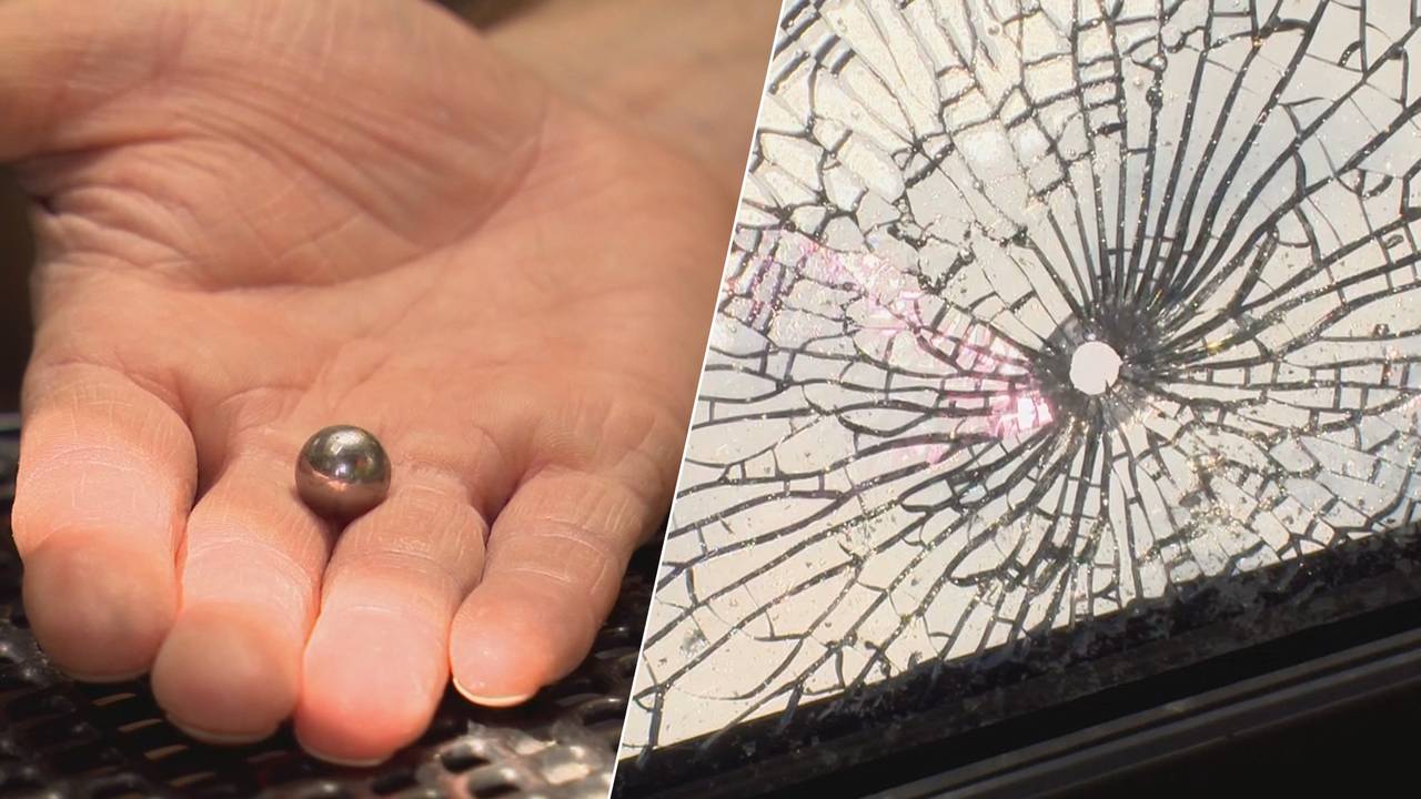 Een stalen balletje ging recht door het dakraam van Ron heen (beeld: Omroep Brabant).