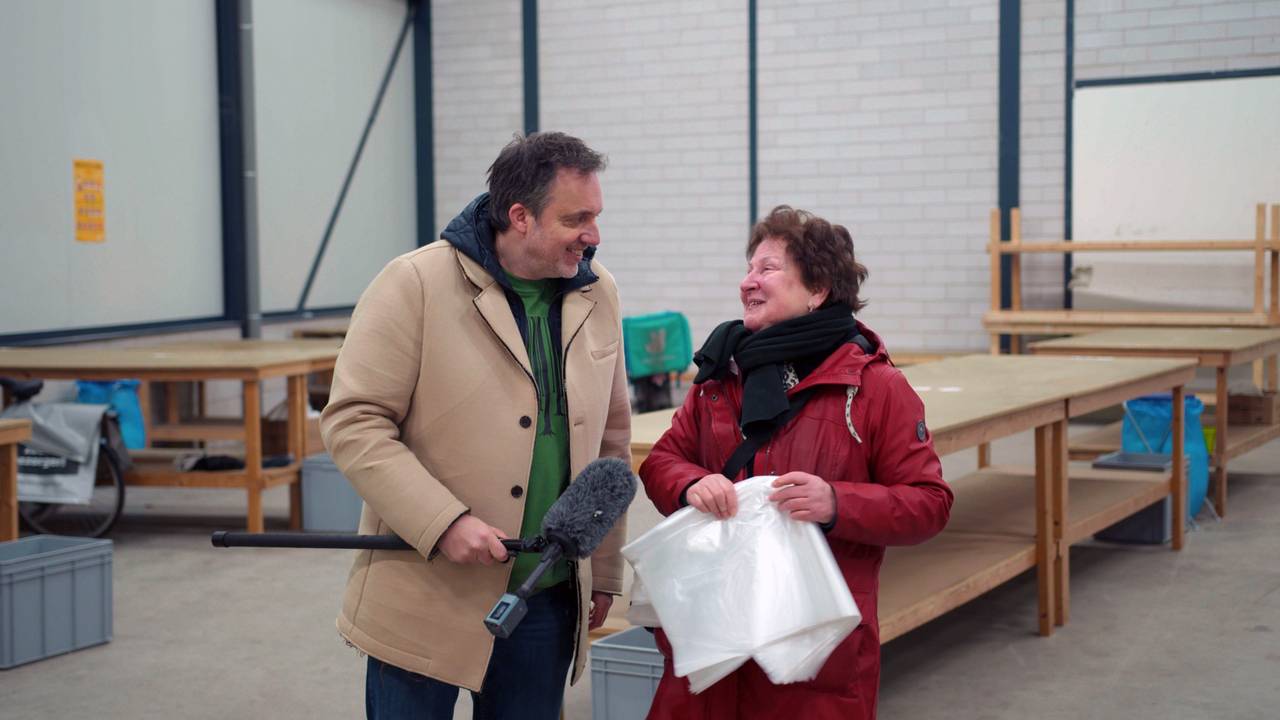 Merlijn en Heidi bezorgen samen de krant (beeld: Omroep Brabant).