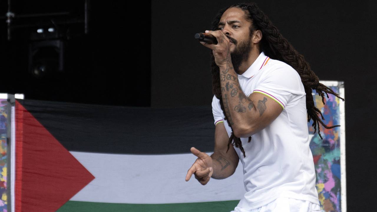 Bob Vylan met de Palestijnse vlag op Glastonbury Festival (foto: ANP).
