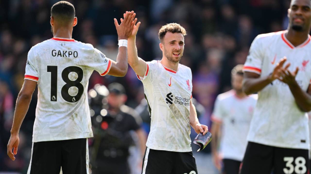 Jota en Gakpo samen tijdens een wedstrijd (foto: Ashley Western/Colorsport).