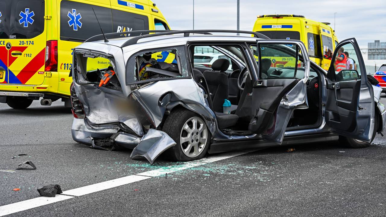 Drie gewonden bij groot ongeluk op de A16, twee rijstroken dicht.