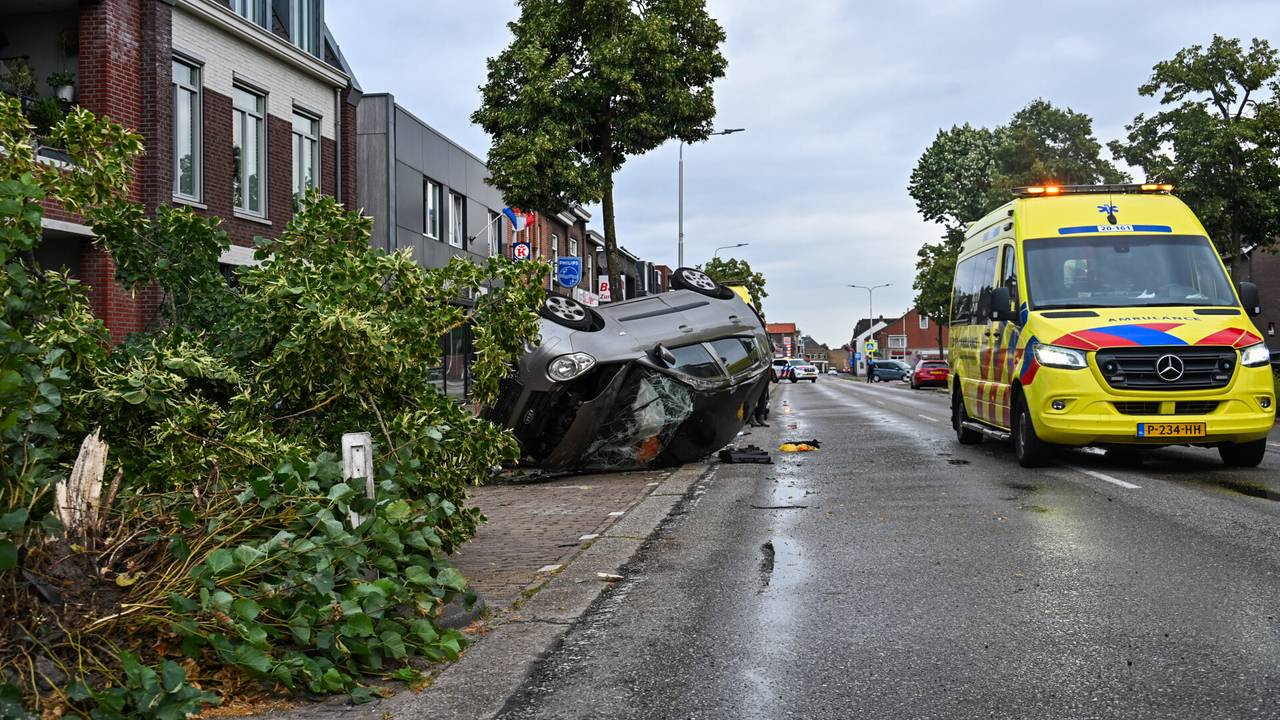 De auto op de kop (Foto: Tom van der Put/ Persbureau Heitink.)