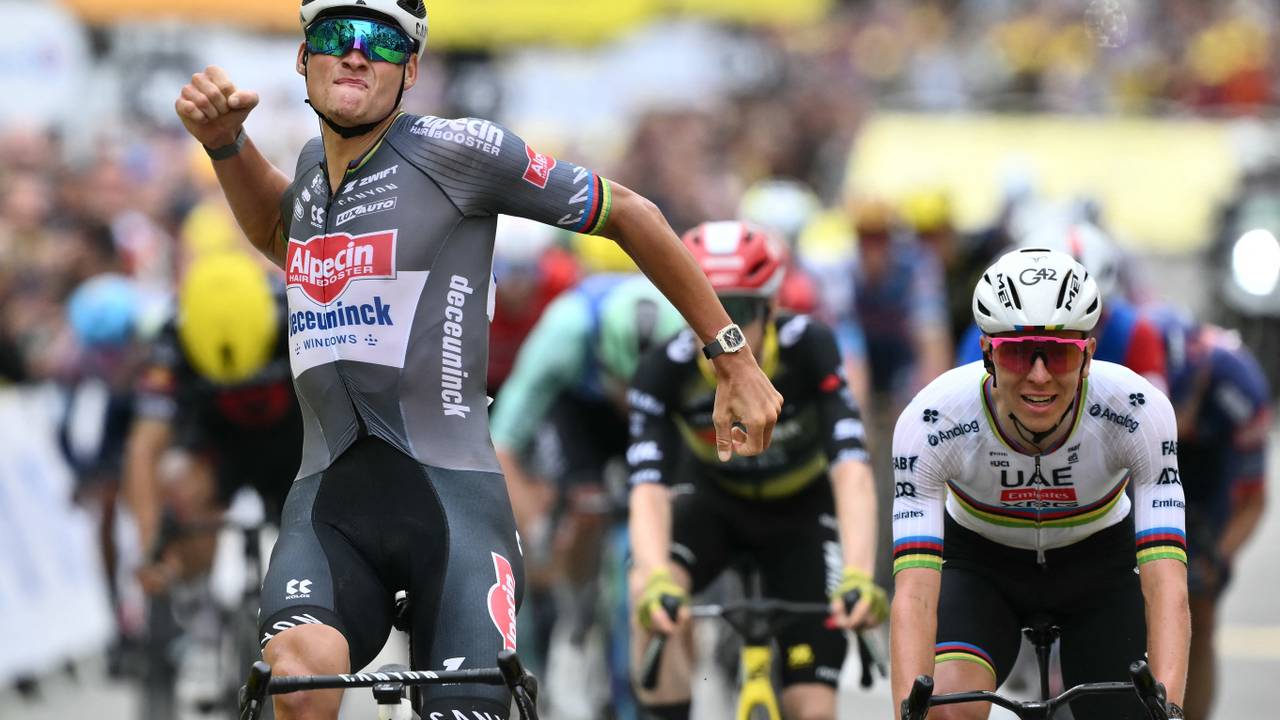 Van der Poel (links) wint van Tadej Pogacar (rechts) (Foto: Marcello Bertorello/ AFP.)