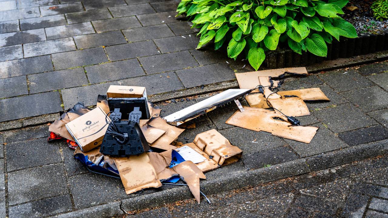 De verbrande kartonnen dozen liggen buiten op de stoep (Foto: Lucas Lammers/ Persbureau Heitink.)