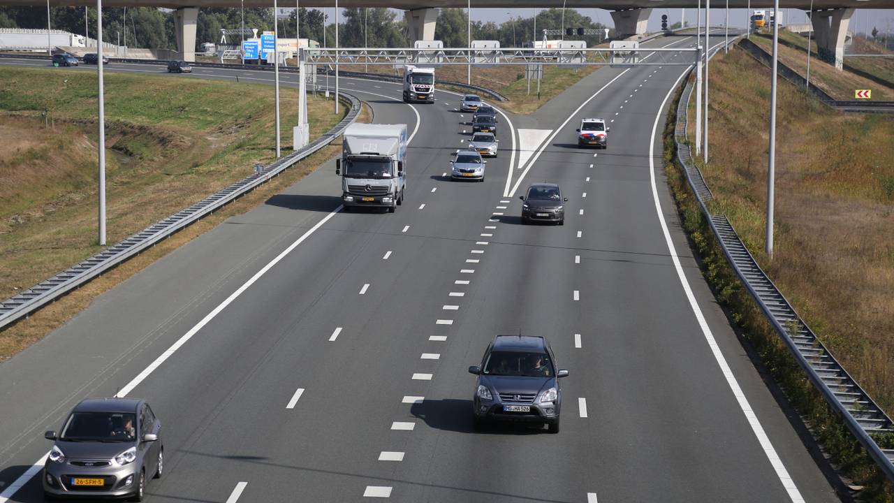 File op de A2 door ongeluk, rechterrijstrook is dicht • Twee autos botsen tegen elkaar, flinke schade.