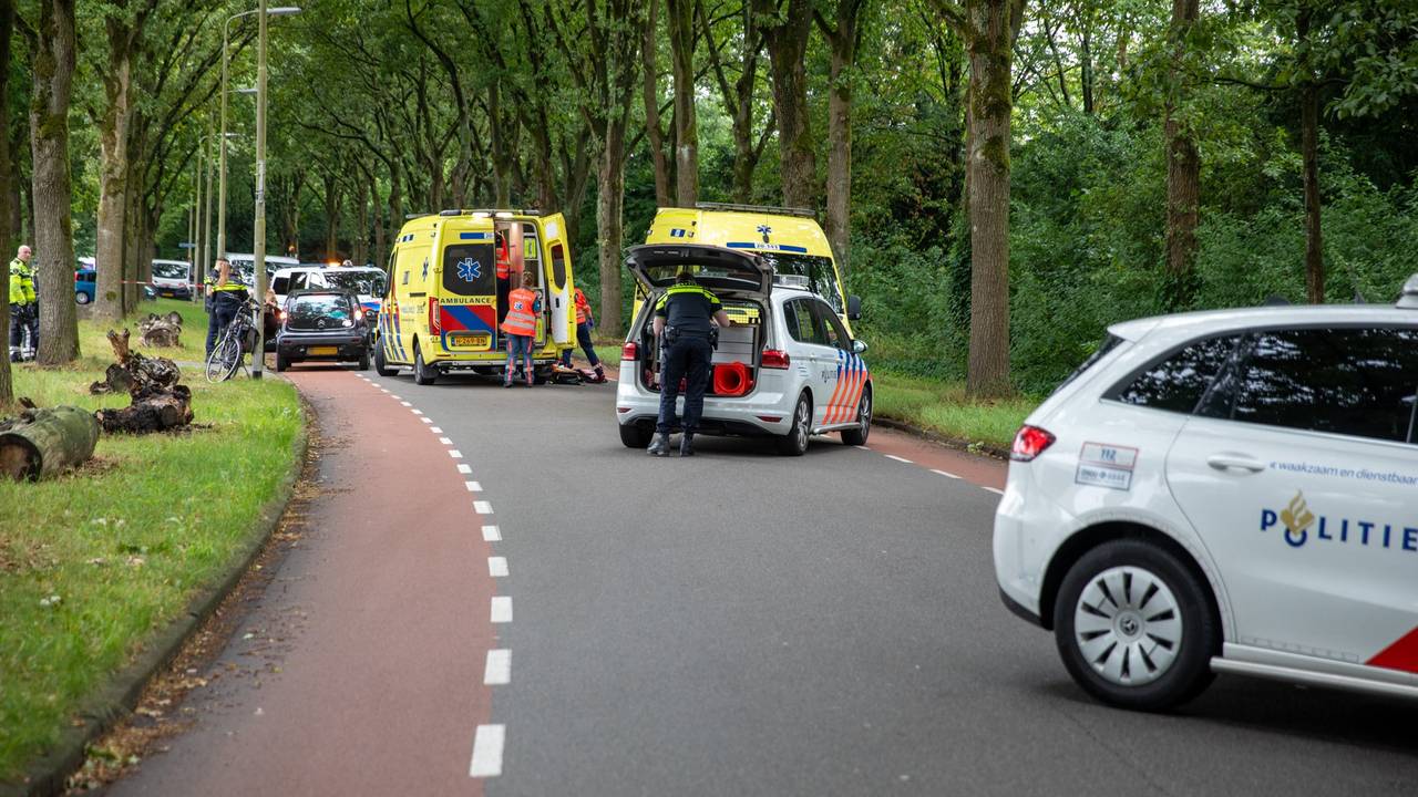 Fietser zwaargewond bij botsing, met traumaheli naar ziekenhuis gebracht.