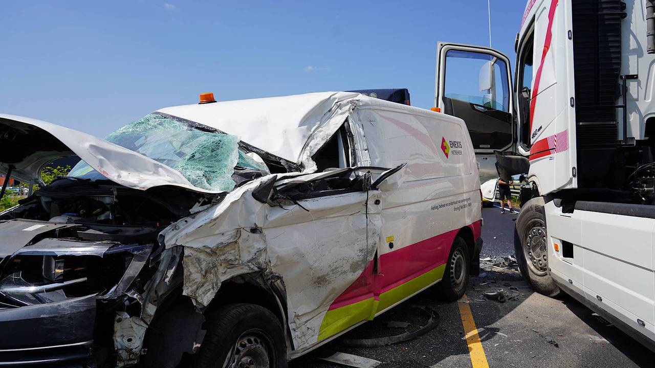 Gewonde bij frontale botsing tussen busje en vrachtwagen.